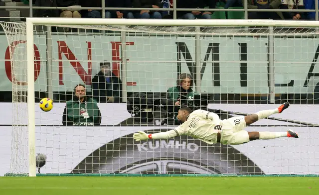 Милан победи шампиона Наполи и се залепи за Ювентус