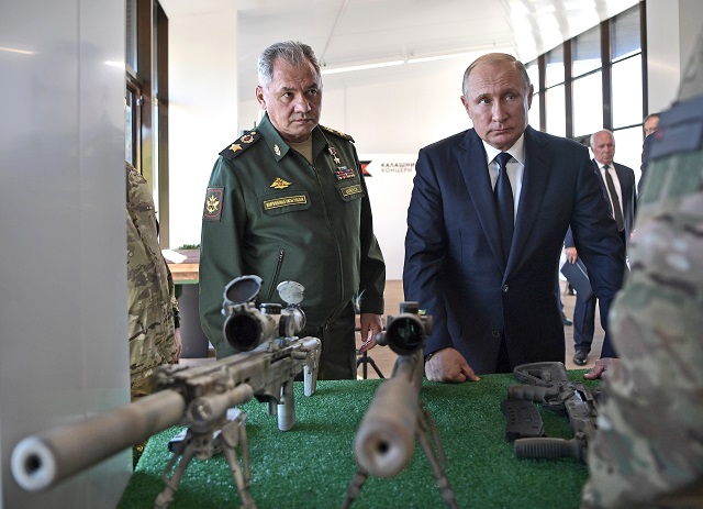 Снайперистът Путин показа класа на полигона (СНИМКИ)