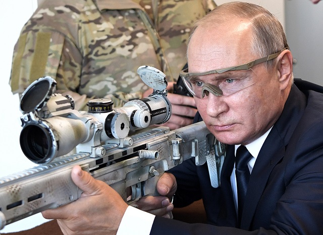 Снайперистът Путин показа класа на полигона (СНИМКИ)