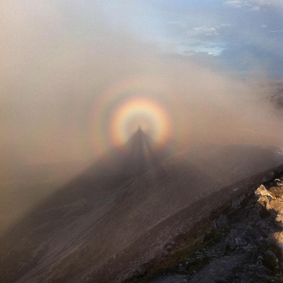 Алпинист засне "планински призрак", дебнещ от върха (ВИДЕО)