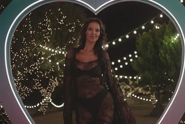  Дамата с най-перфектните задни елементи се пусна в транспарантно облекло в риалити шоу СНИМКА 