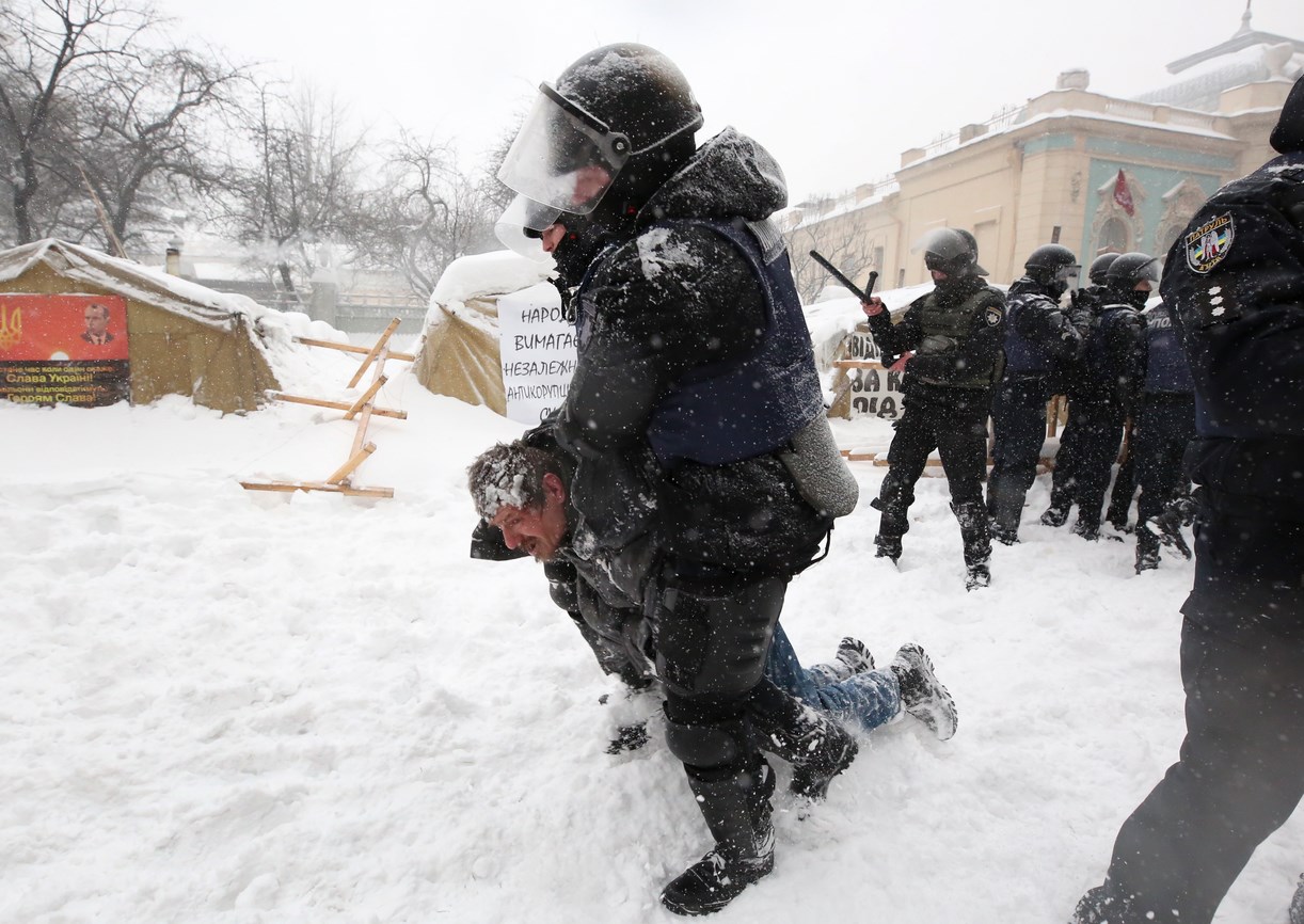10 ранени при сблъсъци в центъра на Киев (СНИМКИ)