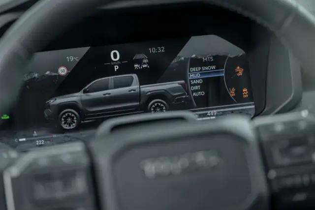 Тествахме новата Toyota Hilux на брутално офроуд трасе. Вижте и колко струва у нас