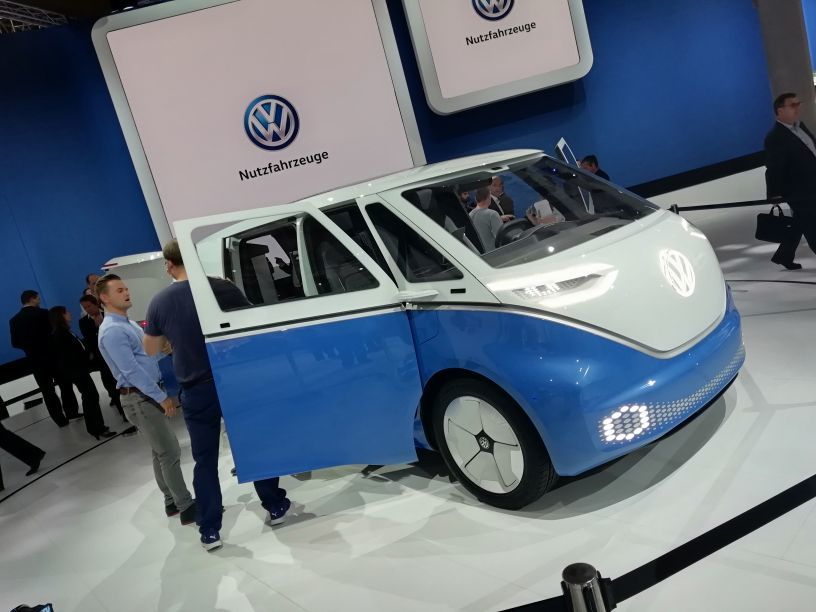 Новият VW Transporter: революционен (ретро) дизайн и електромотор