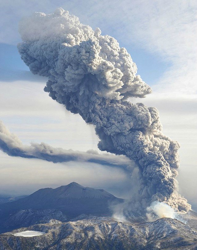 Вулкан засипа с пепел Япония (ВИДЕО+СНИМКА)