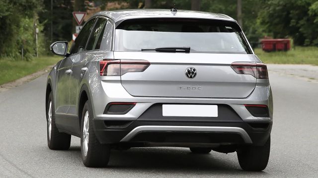  Volkswagen тества актуализирания T-Roc без никакъв камуфлаж 
