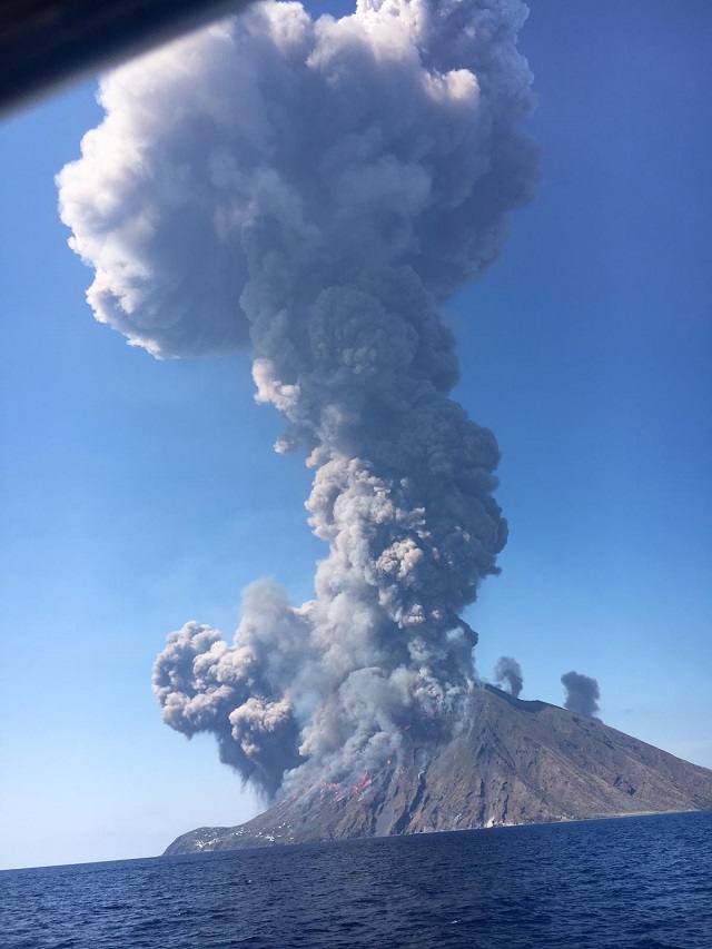 Вулкан хвърли в паника остров в Средиземно море (ВИДЕО+СНИМКИ)