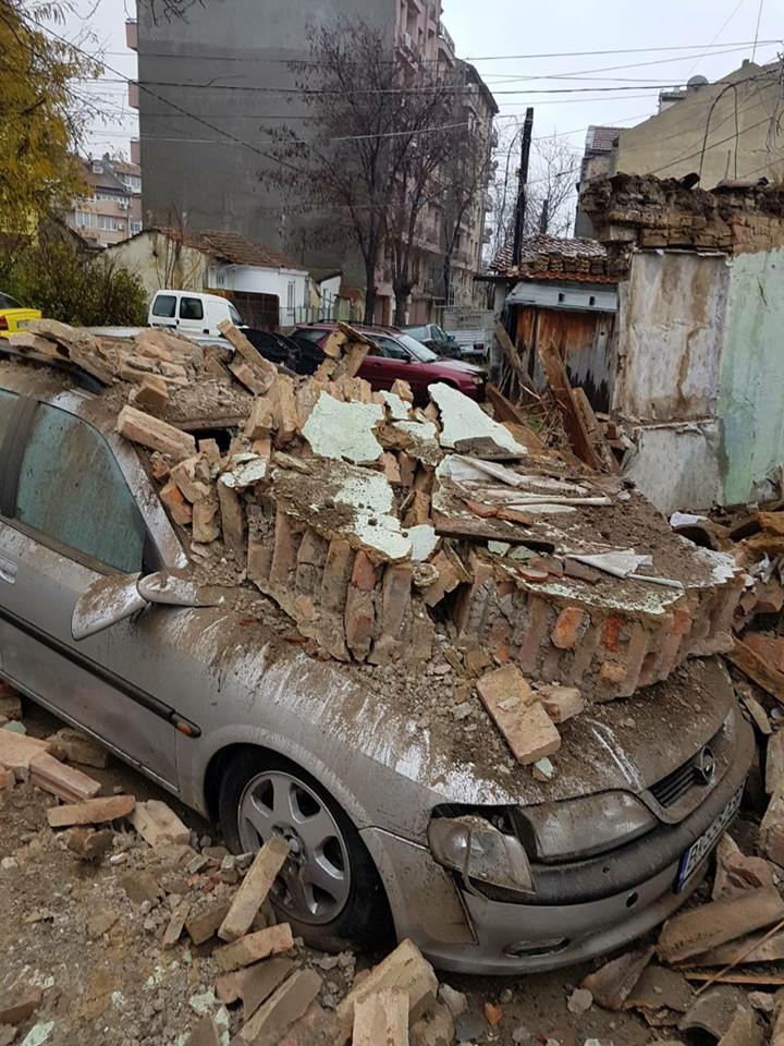 Къща във Варна се срути върху кола