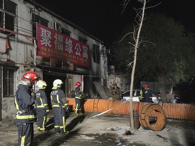 Пожар изпепели квартал на Пекин (СНИМКИ)