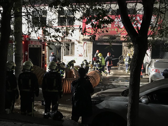 Пожар изпепели квартал на Пекин (СНИМКИ)
