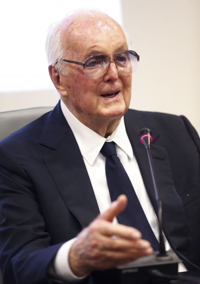 Пускат на търг личната колекция на легендарния дизайнер Живанши