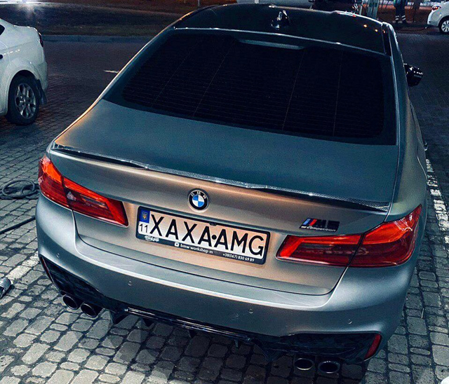 Как водач на BMW M5 се присмива на Mercedes AMG