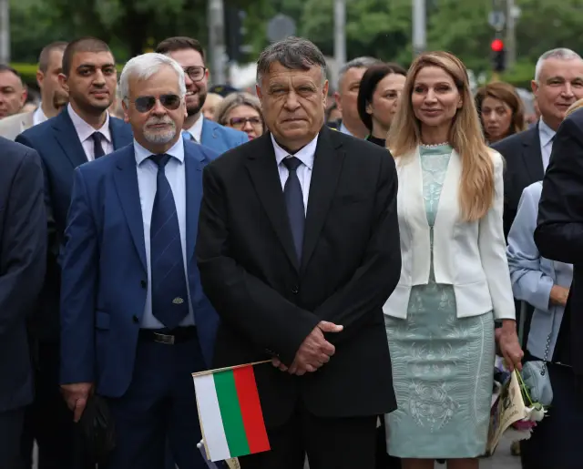 Близо 3000 възпитаници се включиха в шествието за 24 май СНИМКИ