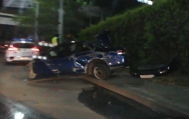 Пловдив: Шофьор разполови лек автомобил в стълб с бясна скорост