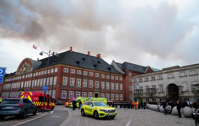 Огромен пожар в една от най-старите сгради в Европа (СНИМКИ)