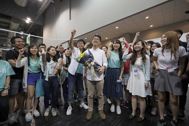 Млади протестиращи печелят избори в Хонконг