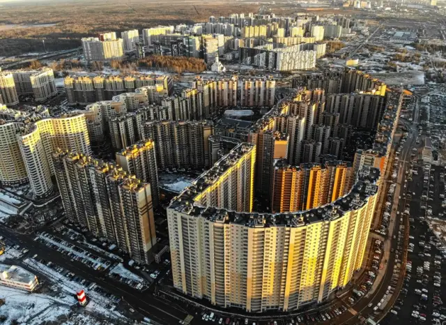 Огромна жилищна сграда, в която живеят 18 000 души