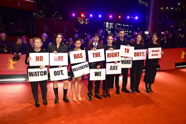 Започна фестивалът "Берлинале", Мишел Йео получи "Златна мечка" за цялостен принос (СНИМКИ)