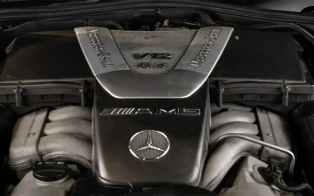 Продава се неповторим Mercedes-Benz W220: AMG с V12