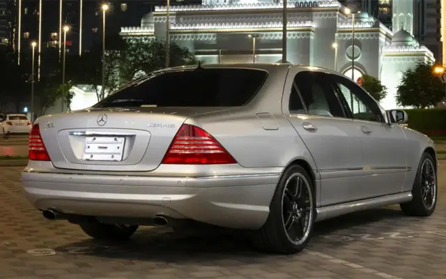 Продава се неповторим Mercedes-Benz W220: AMG с V12