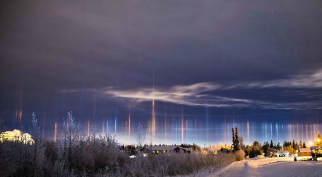 Фотограф засне красиви светлинни стълбове