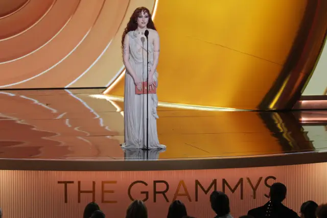 Гола и дръзка: Чапъл Роан се появи на "Грами" с рокля, закачена на пиърсинги на зърната ѝ (СНИМКИ)