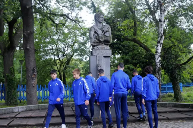 Левски поднесе венци и цветя пред паметника на Гунди, Наско Сираков и Боримиров ги нямаше