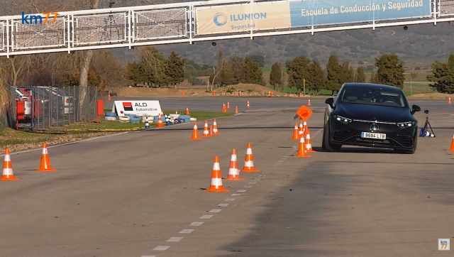 Mercedes EQS се справи по-лошо на „лосовия тест“ от S-Klasse (ВИДЕО)