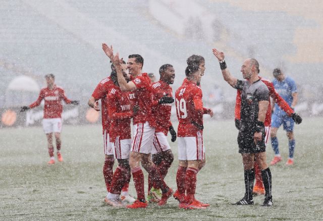  Сняг, два червени картона и 0:0 на безконечното дерби сред Левски и ЦСКА (ВИДЕО) 