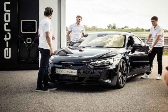 Футболисти на Байерн Мюнхен получиха ключовете за най-бързото ел. Audi