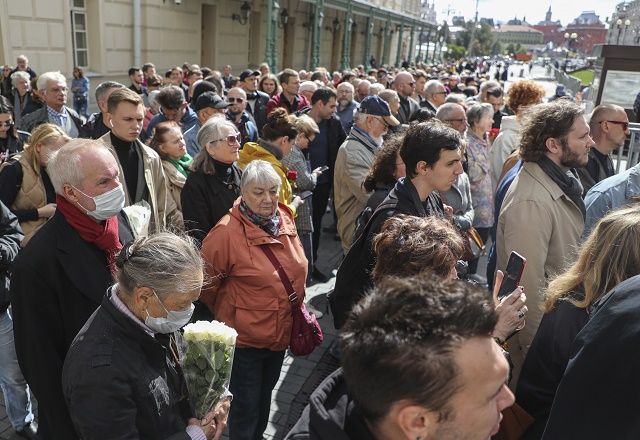 Хиляди руснаци се стекоха на погребението на Горбачов (СНИМКИ)
