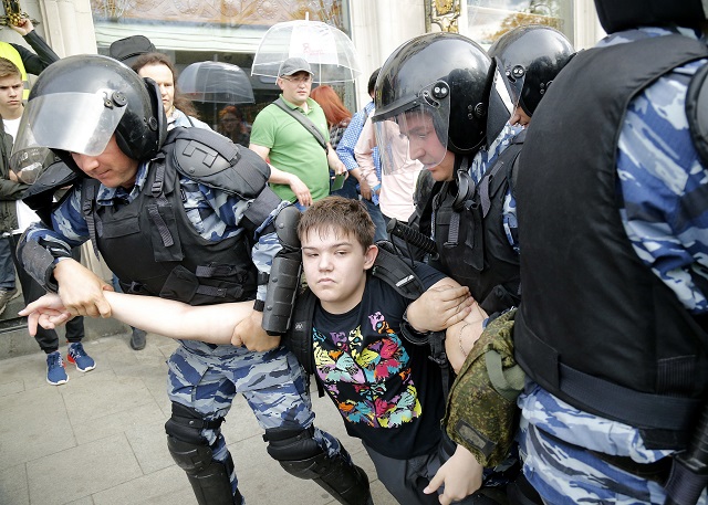 Протести, сблъсъци и задържани в Русия (ВИДЕО+СНИМКИ)
