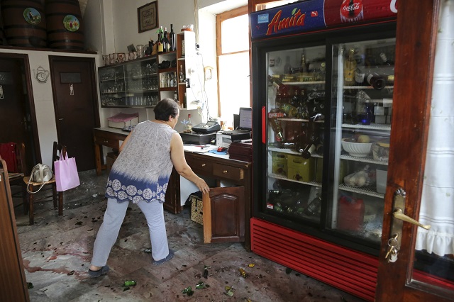 Ранени хора и разрушения при земетресението в Гърция и Турция (СНИМКИ)