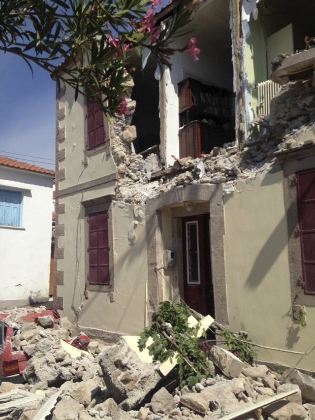 Ранени хора и разрушения при земетресението в Гърция и Турция (СНИМКИ)