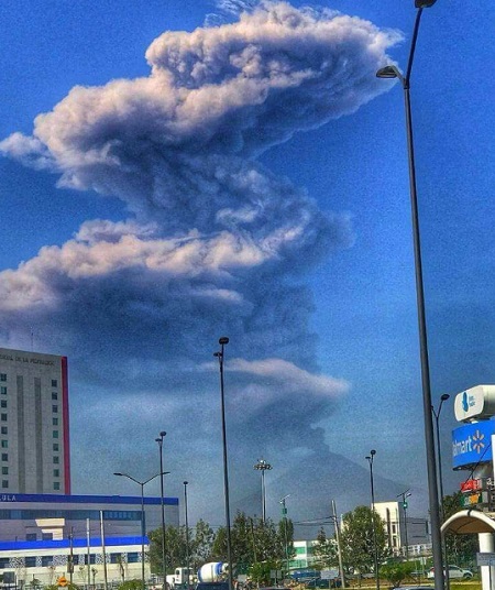 Вулкан в Мексико изригна 324 пъти в рамките на 24 часа