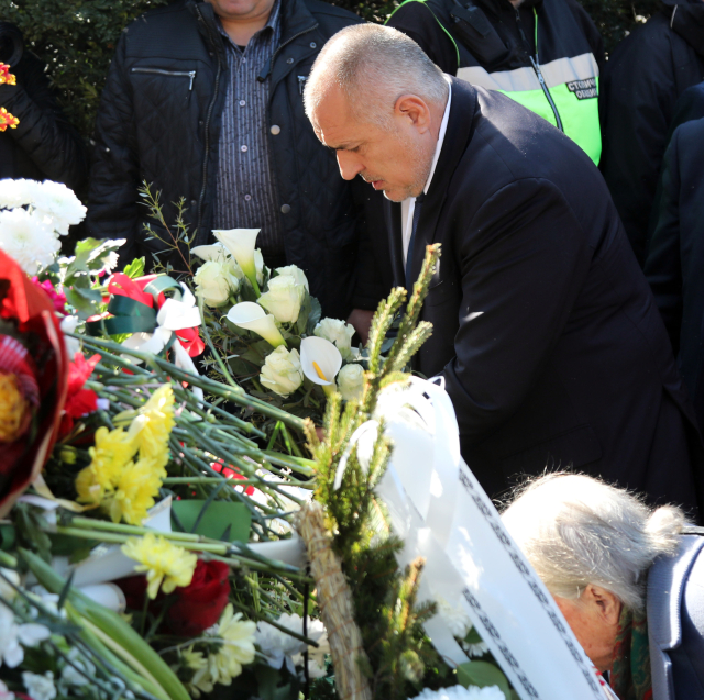 Борисов поднесе цветя пред паметника на Левски в София (СНИМКИ)