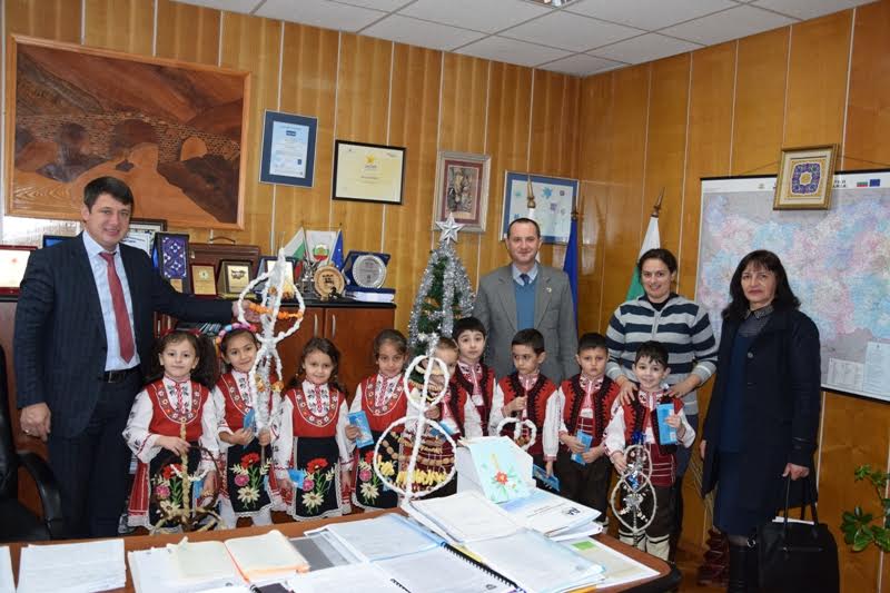 Деца сурвакаха кмета на Ардино за здраве и берекет