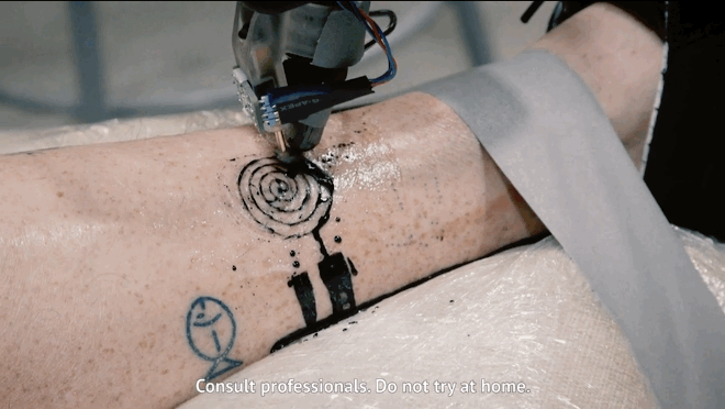 Робот-татуист (видео)