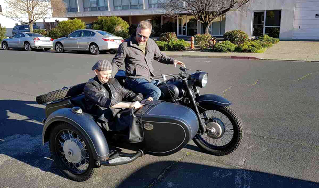 Руснак подари съветски мотоциклет на Джеймс Хетфийлд