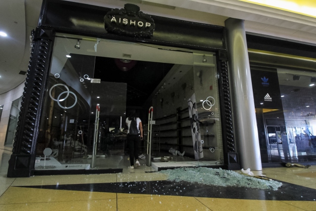 Венецуела: Токът спря и... 500 обрани магазина