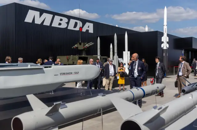 Франция и Израел преплетоха щпаги на най-голямото авиационно ревю (СНИМКИ)