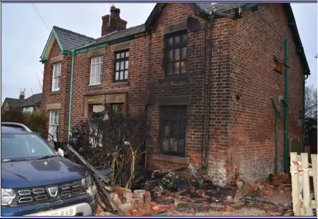 Шофьор и пътник се измъкнаха живи след изключително тежка катастрофа с McLaren