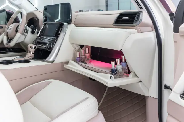 Новият Lexus Glam LX: Кич, който крещи за внимание