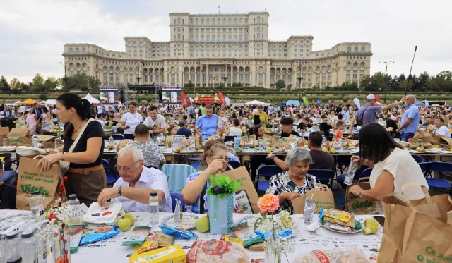 Рекорд на Гинес: 20 000 души седнаха на най-дългата маса в света в Румъния | ФАКТИ.БГ Рекорд на Гинес: 20 000 души седнаха на най-дългата маса в света в Румъния
