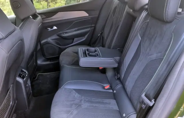 Тествахме новото Peugeot 408. Дизайнът привлича погледи, но достатъчно ли е това и какви са цените у нас?