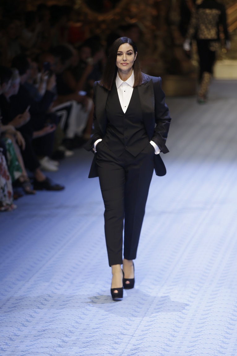Моника Белучи бе сензацията в модно ревю на Dolce&Gabbana (СНИМКИ)