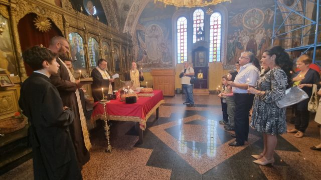 С молебен в храма Св. Георги започна кампанията си Ангел Папазов (ВИДЕО)