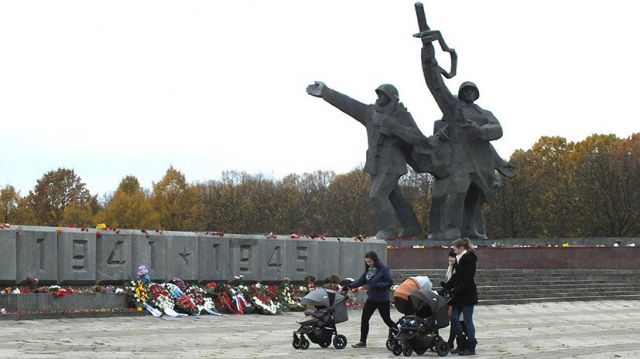 Латвия бута всички паметници, прославящи социализма