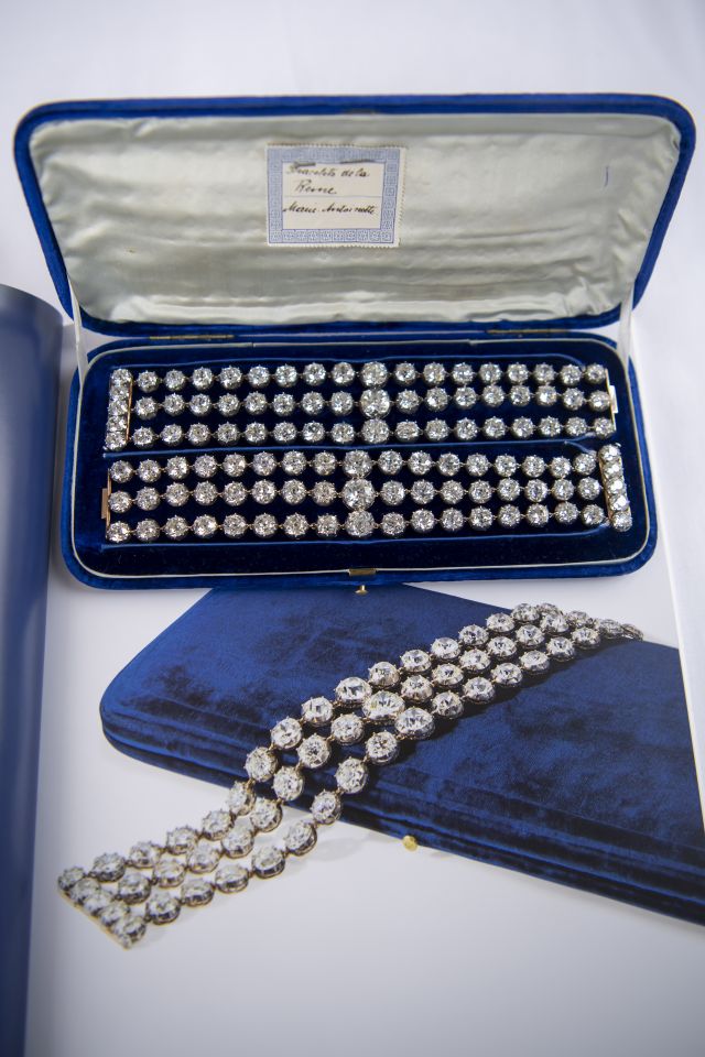 Продадоха диамантени гривни на Мария-Антоанета (СНИМКИ)