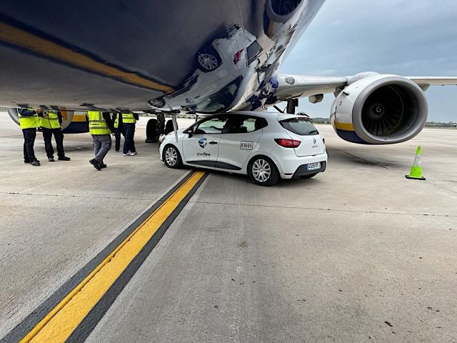 Renault Clio се блъсна в пътнически самолет